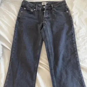 Lågmidjade jeans som jag säljer för jag har precis samma jeans i en annan färg så de kom aldrig till användning. Väldigt snygga och trendiga jeans från Lager157. 