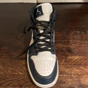 Jordan 1 - Knappt använda Nike Jordan 1s i väldigt bra kvalite med original kartong kan tänka mig att sänka priset vid snabb deal :)