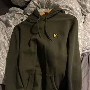 Lyle and scoot hoodie - Säljer en oanvänd Lyle and scoot hoodie i oliv grön. Storlek M Hör av dig vid intresse 😀 (Diskuterar pris)