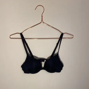 Helt ny bh stl 70A  - Köpte fel storlek, helt oanvänd push-up bh från Lindex, man kan ha banden i kors, köpte för 249kr. 