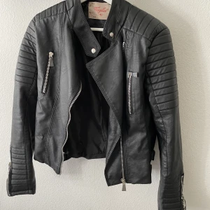 Skinnjacka från Chiquelle - Svart skinnjacka från Chiquelle, ”moto jacket black”. Väldigt snygg! Storlek 42