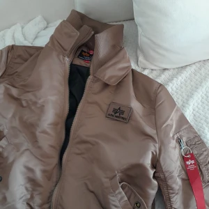 Alpha industries jacka - Alpha industries jacka som är helt ny Köpt för 2700 Mitt pris 1000