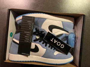 Air Jordan 1 University blue - Ett par Jordans i mycket bra skick (använda fåtal gånger) köpta från Goat, nypris 5-6 Tusen, säljer pga att jag inte vill ha dom mer, allt og följs med inkl. Äkthetstaggen, hör av er för fler bilder eller diskuterande av pris. 