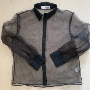 Mesh skjorta - Supersnygg genomskinlig skjorta köpt på MQ. Passar till mycket och är en superbra fest top.💘  Dm för fler bilder:)
