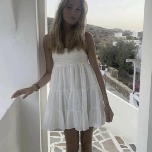 Zara klänning vit - Obs: första bilden är lånad!!!Super snygg och populär klänning från Zara. Den är använd 1 gång förra sommaren och är praktiskt taget ny:) Säljer då jag tycker den är något kort på mig som är 178cm lång💞 Skriv privat för fler bilder eller funderingar💕