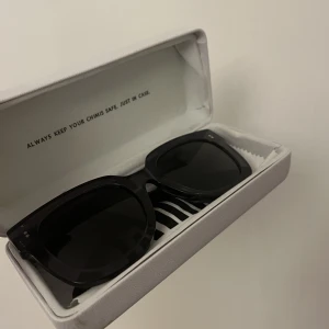 Chimi solglasögon  - Säljer ett till par chimis nu! Modell 008 färg GINGER, se sista bild för en mer korrekt färgbild. Har ett annat par i samma modell så säljer dessa. Knappt använda, inga defekter vad jag kan se, putsduk medföljer, nypris var runt 1200kr💖