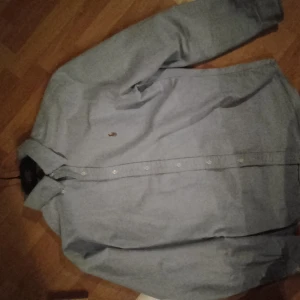 Ralph Lauren  - Säljer min Ralph Lauren den är i utmärkt skick alla knappar sitter hårt fast