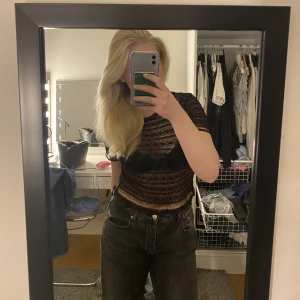 Zaratopp - En skit snygg ganska genomskinlig zara topp i storlek M, väldigt bra skick💓köparen står för frakten