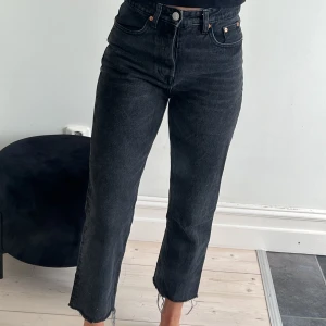 Jeans - Svarta jeans i storlek 34. Knappt använda💕