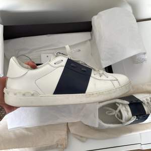 Valentino open sneaker i Mörk blå och vitt, Storlekt 43 och en bra kondition, lite smutsiga, annars är skorna som nya bara lite smutsiga, (går att tvättas). Det medföljer äventyr par  nya skosnören, låda, tygpåsar, (från valentino)