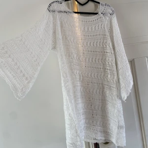 Strandklänning - Vit strandklänning från shein. Storlek 40/42. Jag är 169cm och den kommer lite under rumpan. 