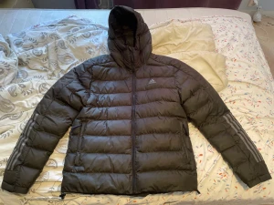 Adidas jacka - En snygg adidas jacka perfekt för sveriges oregelbundna snö väder! En liten skråma på jackan men inget som märks av, hör av er för ytterligare info.