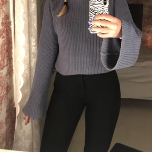 Stickad med vida ärmar - Så fin stickad men långa vida ärmar!😍