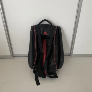 Padelväska Adidas  - Stor och rymlig paddelväska, du får plats med allt du behöver ha med dig för träning/turnering. Dessutom väldigt cool 