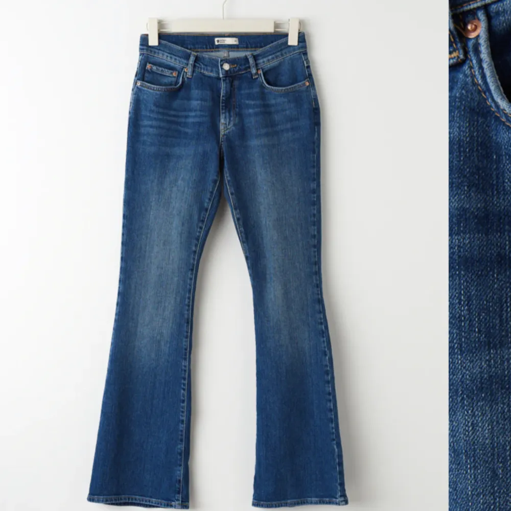 Säljer dessa snygga bootcut jeans från ginatricot då de inte kommer till användning! Frakt tillkommer på 66 kr❤️. Jeans & Byxor.