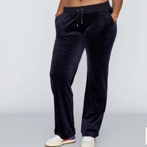 Juicy byxor - Ett par mörkblå juicy byxor. Knappt använda. Säljs då jag inte gillar hur de sitter på mig. Typ de skönaste byxorna🙏🏻Priset kan diskuteras