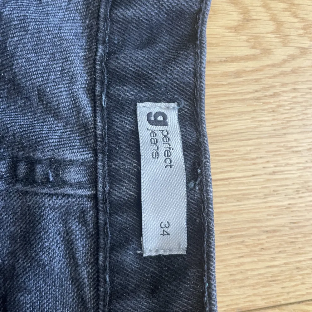Säljer dessa jeansen då dom är för små. Använda men inte slitna! Dom är i storlek 34.  Mvh Thea  . Jeans & Byxor.