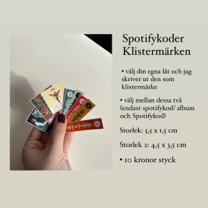 SPOTIFYKODER klistermärken  - VÄLJ DIN EGEN LÅT  klistermärken som är perfekt att sätta på mobilen, datorn eller som dekoration. ANVÄND EJ KÖP DIREKT • 10 kronor styck  • frakten tillkommer på 15 kronor. 
