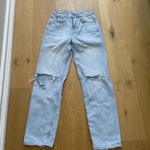 Säljer Gina Tricot jeans  - Säljer dessa byxor då dom är för små och kommer inte till användning längre. Storlek 34 och är använda men inte slitna.  Pris - 300kr  Nypris - 599kr 