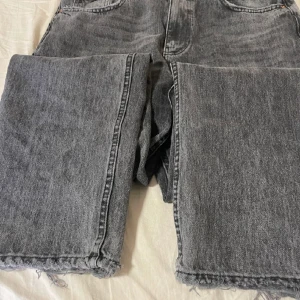 Gråa jeans - Gråa Gina Tricot jeans i storlek 42. Köpta på plick men aldrig använda då de var för små för mig i midjan. Säljer för 200kr + frakt (69)