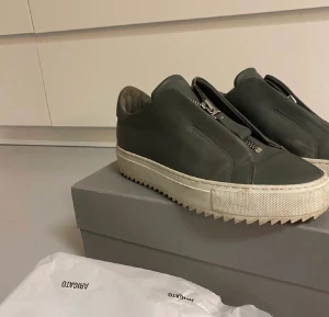 Axel Arigato skor - Säljer Axel Arigato skor, knappt använda inga defekter. Säljer pga för små för mig.  Bild lånad av förra ägaren. Pris går att diskutera.