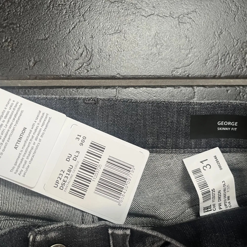 Tja, jag säljer ett par helt nya oanvända dondup George jeans. Storlek 31. Nypris 3100kr, mitt pris 1999kr, som sagt helt nya och oanvända.. Jeans & Byxor.