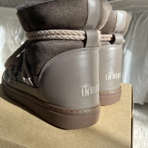 INUKII - Säljer nu mina INUKII skor! Dem är sparsamt andvända! Den är i mycket bra skick💕 Ny pris är 2700kr