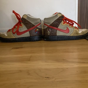Sb dunk kebab and destroy  - Väldigt coola skor köpte dom på ett loppis för 450 så kommer inte sälja dom för så mycket högre dom är använda inte skejtade