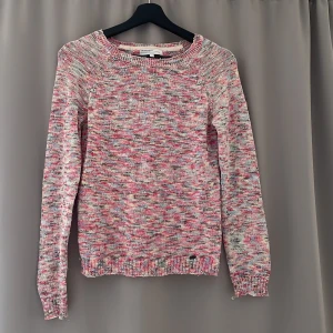 Flerfärgad tröja - Pris kan diskuteras vid snabb affär!