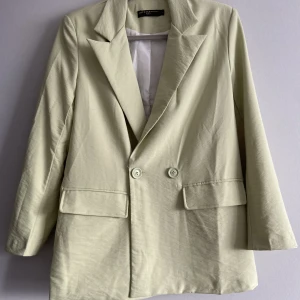 Två kavajer - Två fina kavajer i ljus grön och blå färg. (Den blåa har en liten spricka innuti vid ryggen som inte syns på utsidan, bild skickas privat) därav billigare pris på den. (150) annars kostar den gröna 200kr