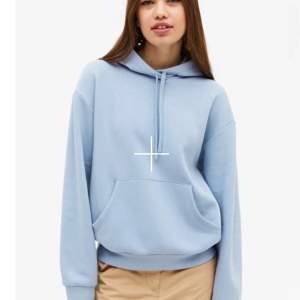 Säljer en sparsamt använd fin himmelsblå hoodie som inte kommer till användning längre! Superskön och passar både xs & s☺️ kom privat vid frågor, säljer även i ljusgul och lila!