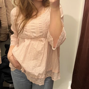 Blus!!  - Säljer denna jättefina blus som är perfekt till sommaren och våren. Skriv gärna för fler bilder 💕