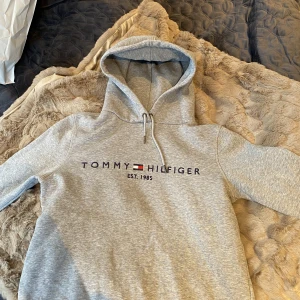 Tjocktröjor/Hoodies - Säljer nu mina tröjor på grund av att dem har blivit för små, alla är storlek s förutom Tommy hilfiger Hoodien den är storlek xs men är rätt stor i storleken så sitter som s, skicka pm så diskuteras pris
