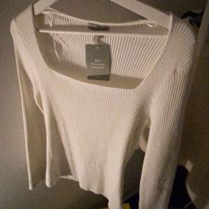 Helt ny ribbad tröja från HM som har prislappen kvar, bara hängt i rummet så nu var de dags att sälja den. 💕😊