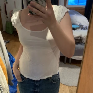 Söt volangtopp - Super sött vintage vit linne / halv t-shirt💕 