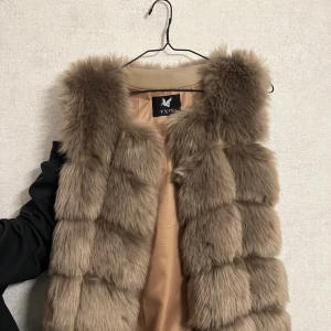  Beers väst - En pälsväst som har används 3 gånger, som ny. Äkta päls och sitter fint på. 