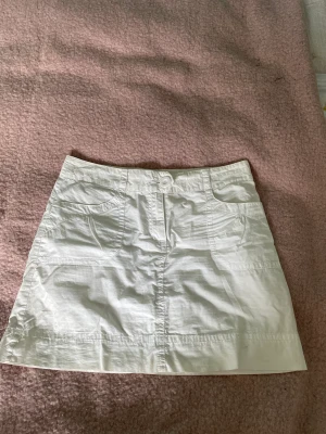 Kjol - Kort vit kjol med fickor, passar perfekt till sommaren! Så gott som ny.