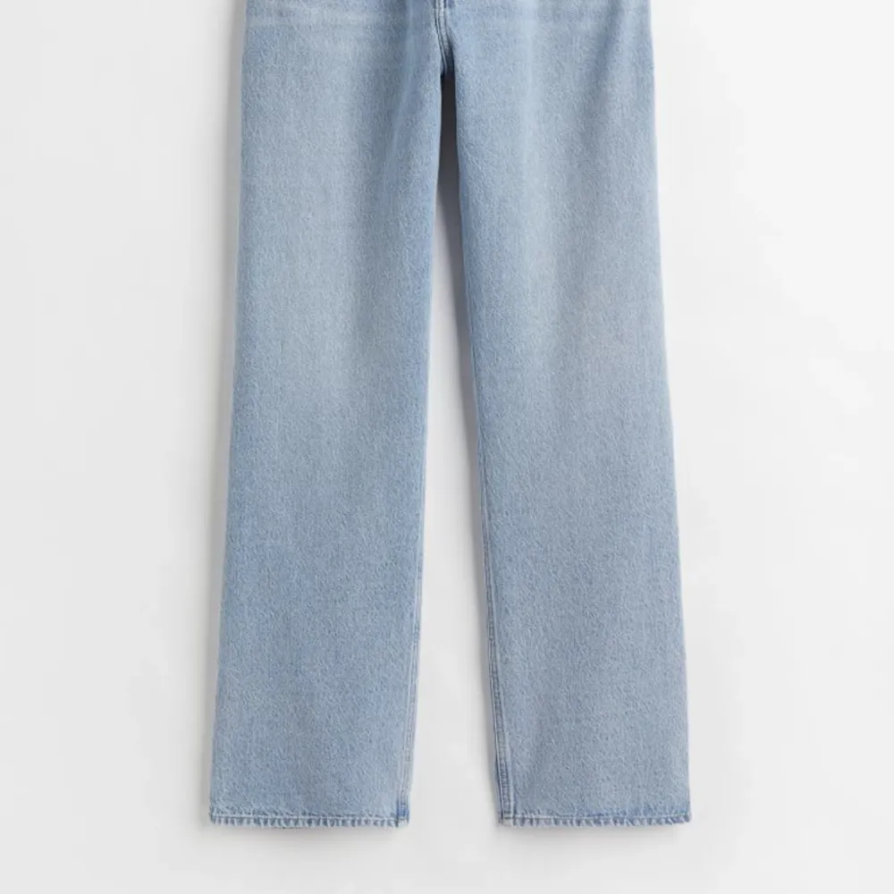 Säljer två par jeans som är högmidjade/midwaist. De blåa är storlek 36 och de svarta är storlek 34. De kostar 100 st och 150 tillsammans. Båda är från hm. Hör av dig för fler bilder. Priset kan diskuteras 💗 om du trucker på ”köp nu” så köper du båda. . Jeans & Byxor.