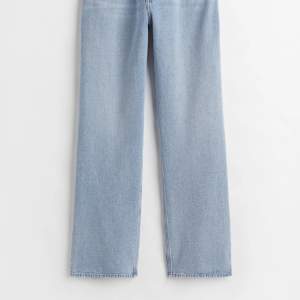 Säljer två par jeans som är högmidjade/midwaist. De blåa är storlek 36 och de svarta är storlek 34. De kostar 100 st och 150 tillsammans. Båda är från hm. Hör av dig för fler bilder. Priset kan diskuteras 💗 om du trucker på ”köp nu” så köper du båda. 