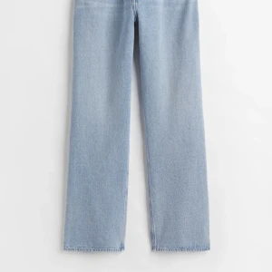 Straight high waist jeans  - Säljer två par jeans som är högmidjade/midwaist. De blåa är storlek 36 och de svarta är storlek 34. De kostar 100 st och 150 tillsammans. Båda är från hm. Hör av dig för fler bilder. Priset kan diskuteras 💗 om du trucker på ”köp nu” så köper du båda. 