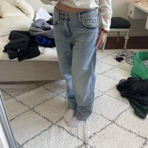 Zara jeans med låg midja som var för stora (160cm). priset är inkluderat frakt