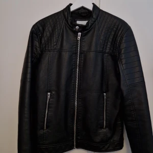 Skinn jacka  - Har använts som utklädsel till fest en gång, annars oanvänd. I nyskick och nypris var 999 kr