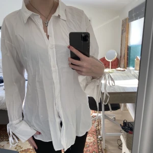 Skjorta - En helt vanlig vit lite oversized skjorta😍 sparsamt använd med inga defekter🤩