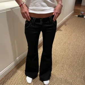 Sjukt coola lågmidjade jeans - Jeans med snygga detaljer! Skriv för mått och fler frågor privat Såå fint skick 🖤❤️‍🔥