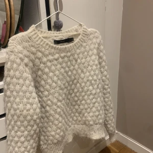 Stickad tröja - Säljer denna tröja från vero Moda, andvänd 2,3 gånger. Perfekt nu till våren. Köparen står för frakten!❤️
