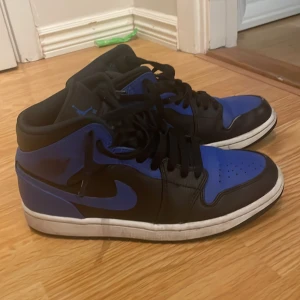 Jordan 1s - Säljer mina Jordan 1s som jag köpte i somras. I jätte bra skick förutom då färgen har gått bort som ett sträck på vänstra skon som ni kan se i bilden. Pris kan diskuteras vid snabbköp