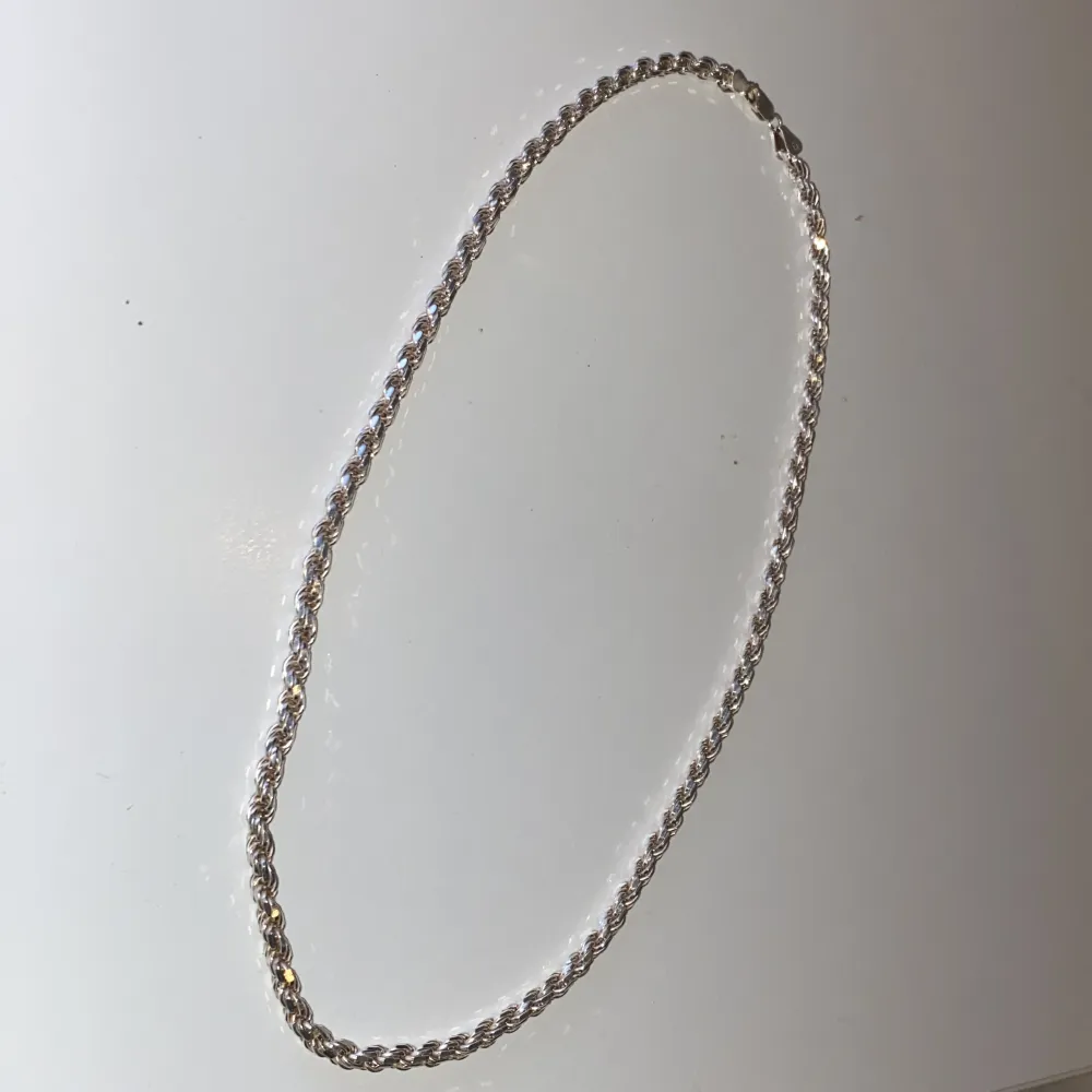 Cordelllänk i 925 silver Denna kedja är 55cm och är ett Halsband Ordinarie Pris 2090 SEK Köpt på catwalk jewellery Inga fel på den alls. Accessoarer.