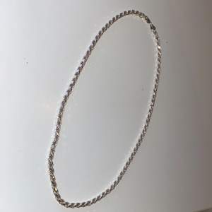 Cordelllänk i 925 silver Denna kedja är 55cm och är ett Halsband Ordinarie Pris 2090 SEK Köpt på catwalk jewellery Inga fel på den alls