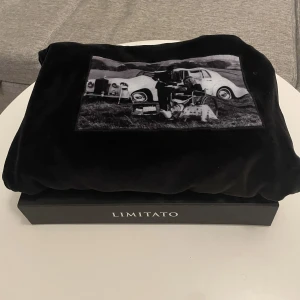 Limitato - Säljer Limitato hoddie i storlek L Box ingår Cond 8/10 Lite lite i storlek, passar M/L 