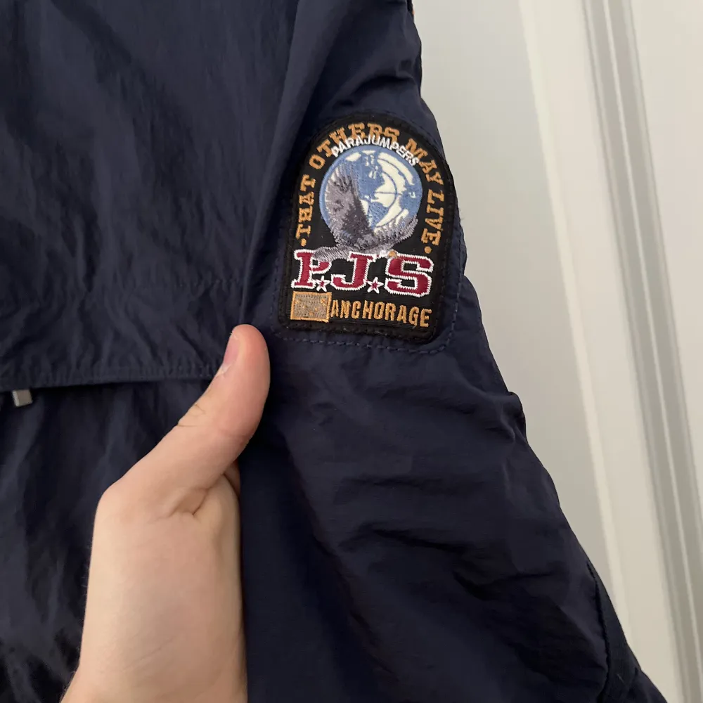 En skit snygg windbreaker jacka som köptes för ngn månad sedan och aldrig blivit använd. Eftersom det har varit alldeles för kallt. Dessutom är den något för liten. Köptes för 7000kr. Den är storlek XL barn. Men den passar den som har storlek M/S.. Jackor.